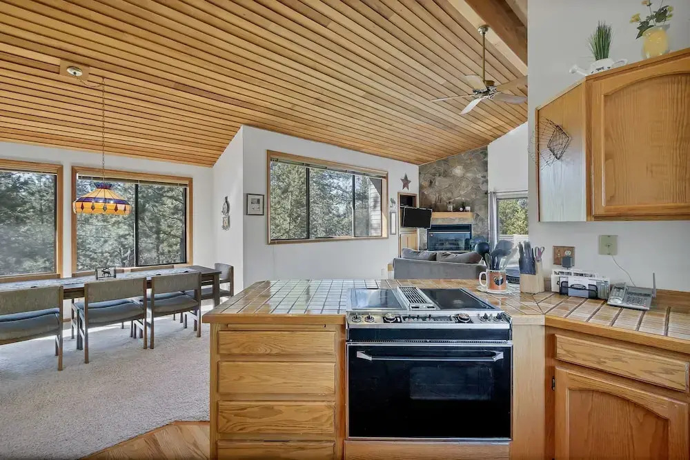 8 Crag Home with Private Indoor Hot Tub, Bike is Provided for Outdoor Activities by RedAwning