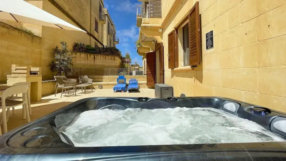 Peaceful Home With hot tub and 2 Communal Pools