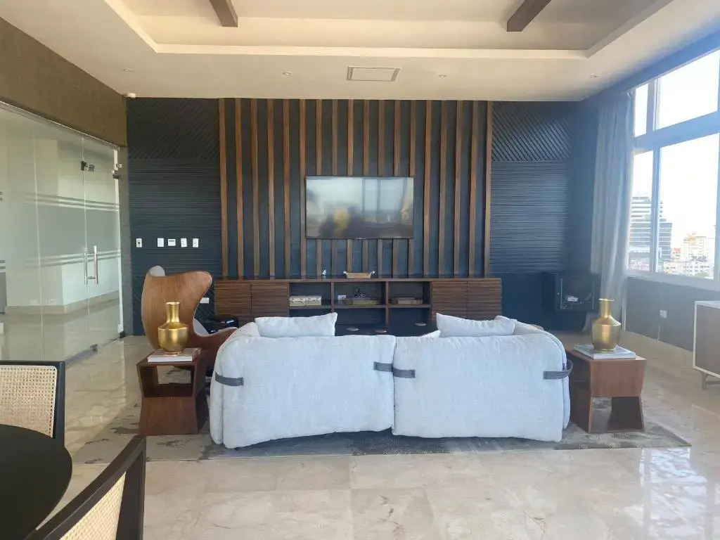 King-pool-CityView-Gym-WiFi-1br-YellowKey