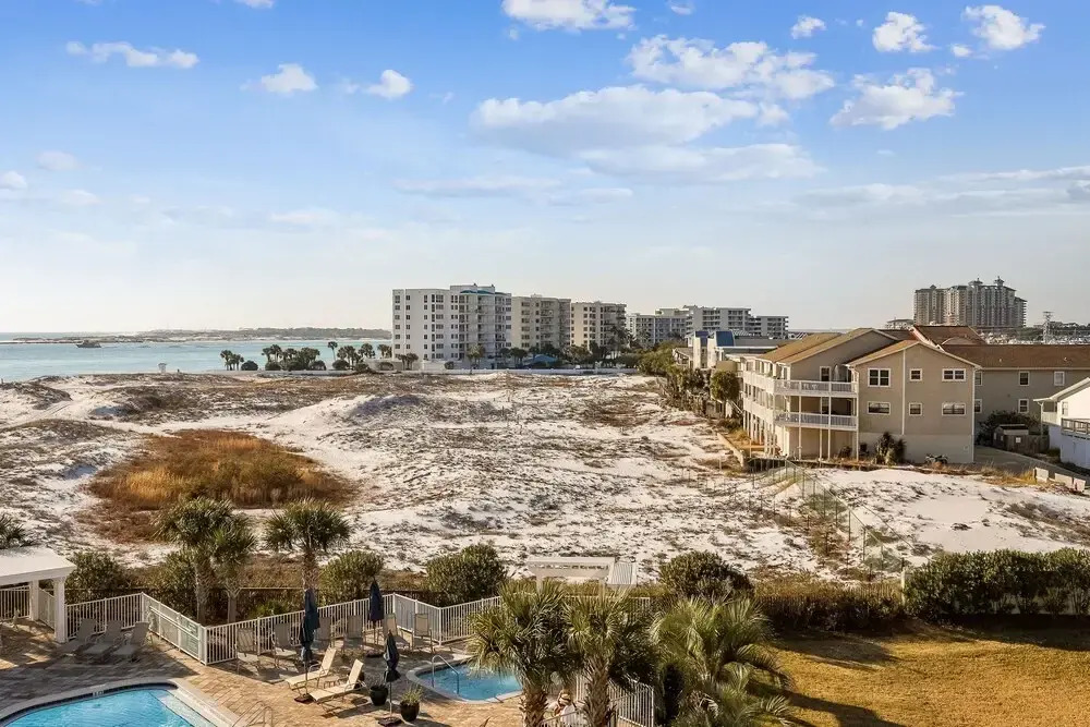 Magnolia House 407 is a 1 BR with amazing views by RedAwning
