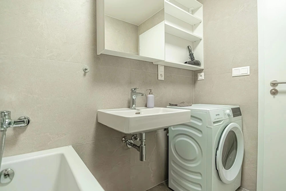 1BR Apartment Near Airport with Parking