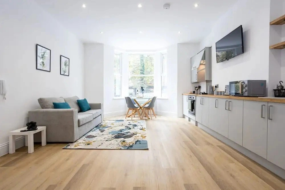 NEW Spacious Flat Ideal for Business Sleeps 4