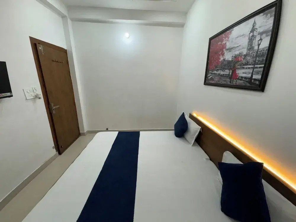Shree Radha Vallabh Palace 800m from Prem Mandir
