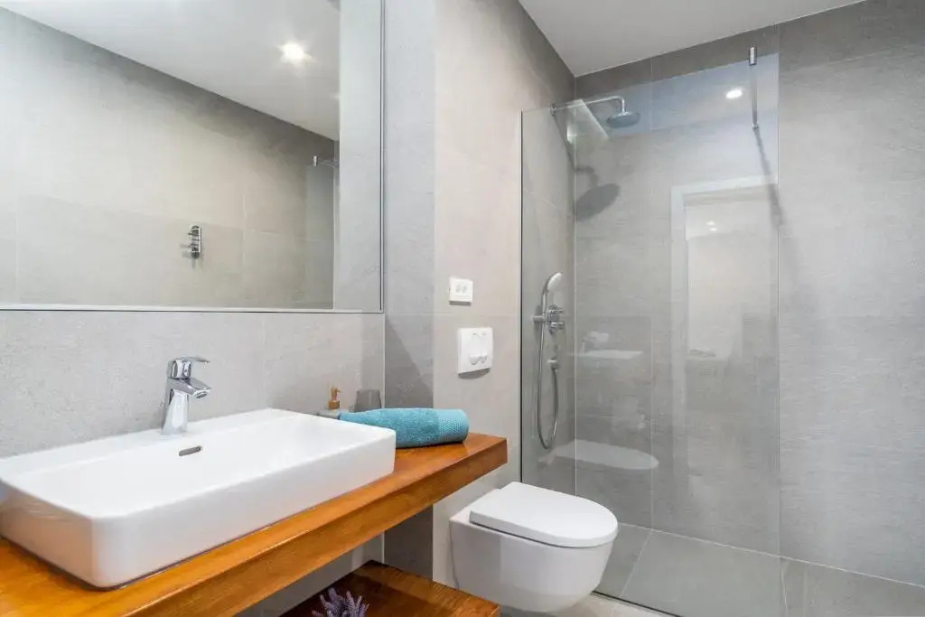 Seaview villa Mila with 4 en-suite bedrooms, private pool, Finnish sauna, Treadmill, sandy beach 250m