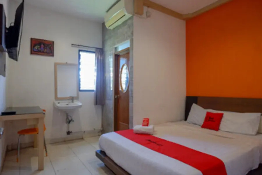 RedDoorz Plus near Ciputra Mall Simpang Lima 2