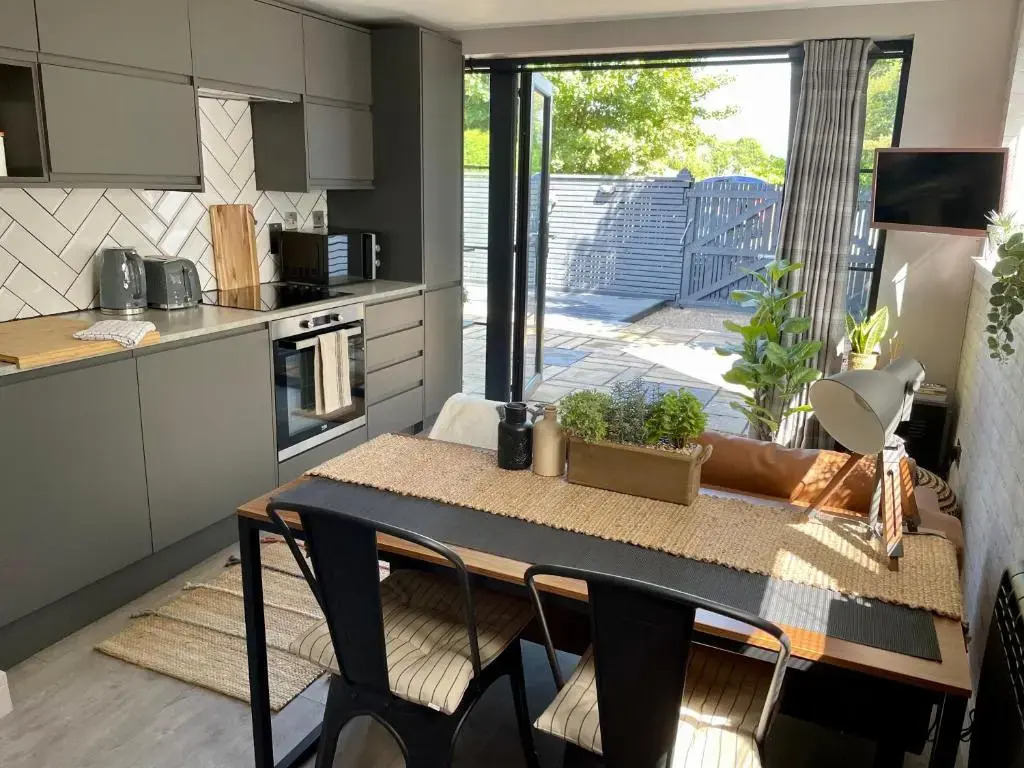 Stylish, Central Studio with Kitchen & Large Deck