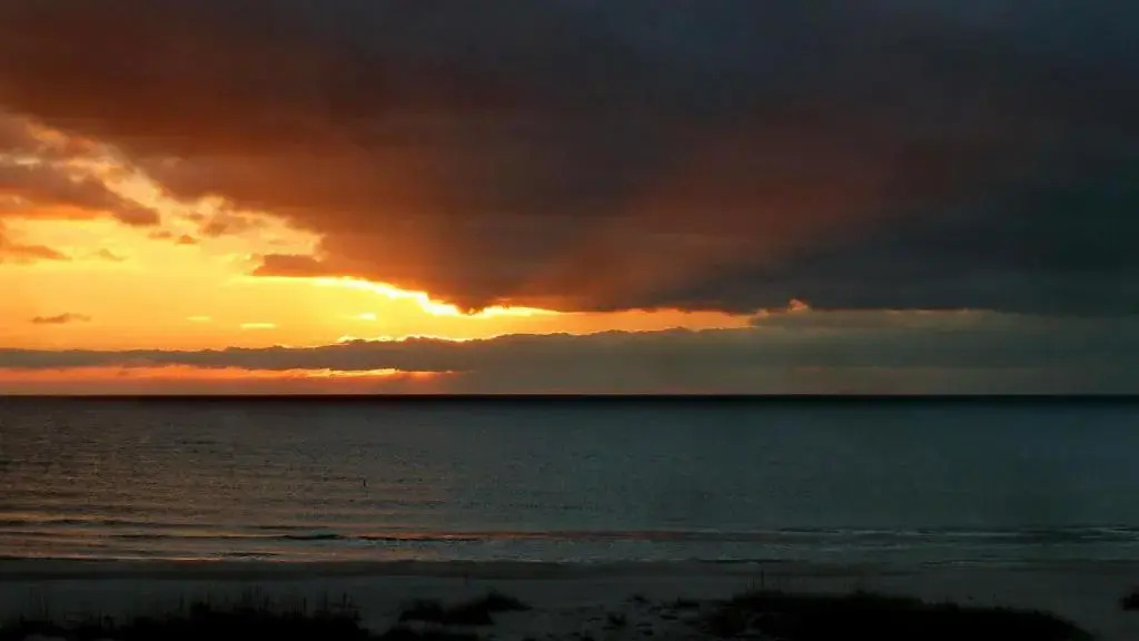 Sunset Beach House - Beach Hugger 3