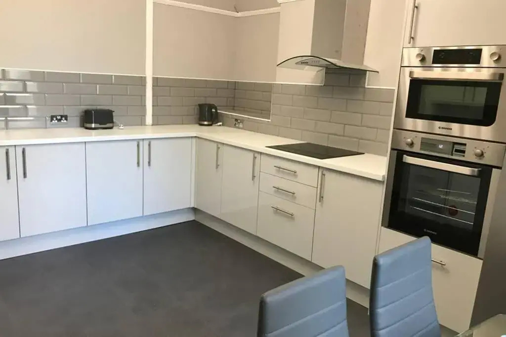 Large 7 bedroom House with Parking near City Centre