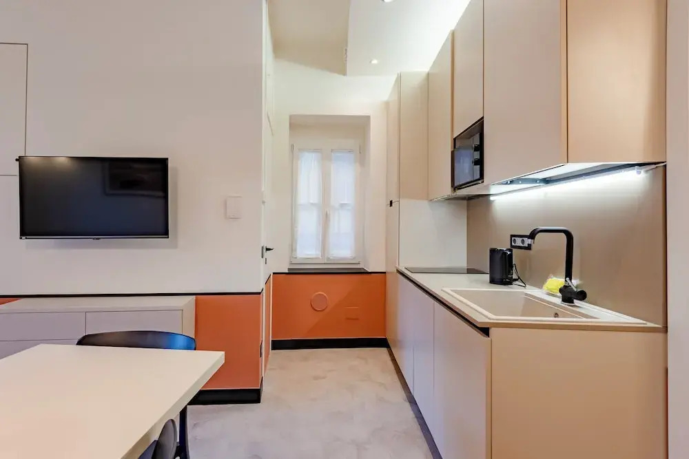 Bright 2BR flat moments from the beach