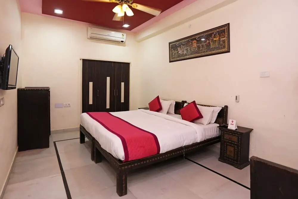 OYO 9933 Hotel Meera Mahal