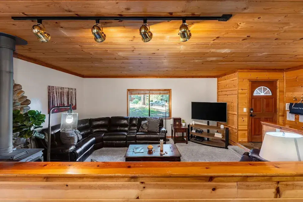 Whiskey Springs by Avantstay Classic Cabin Near Tahoe Donner Ski Area!