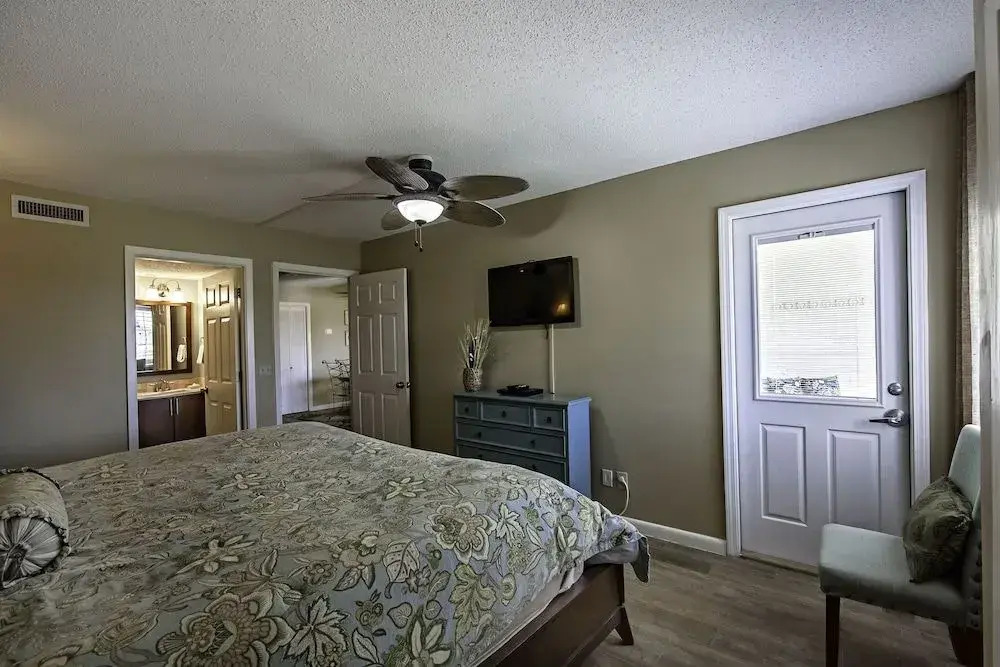 Gulf Shore Condo #119 - 2 Br condo by RedAwning