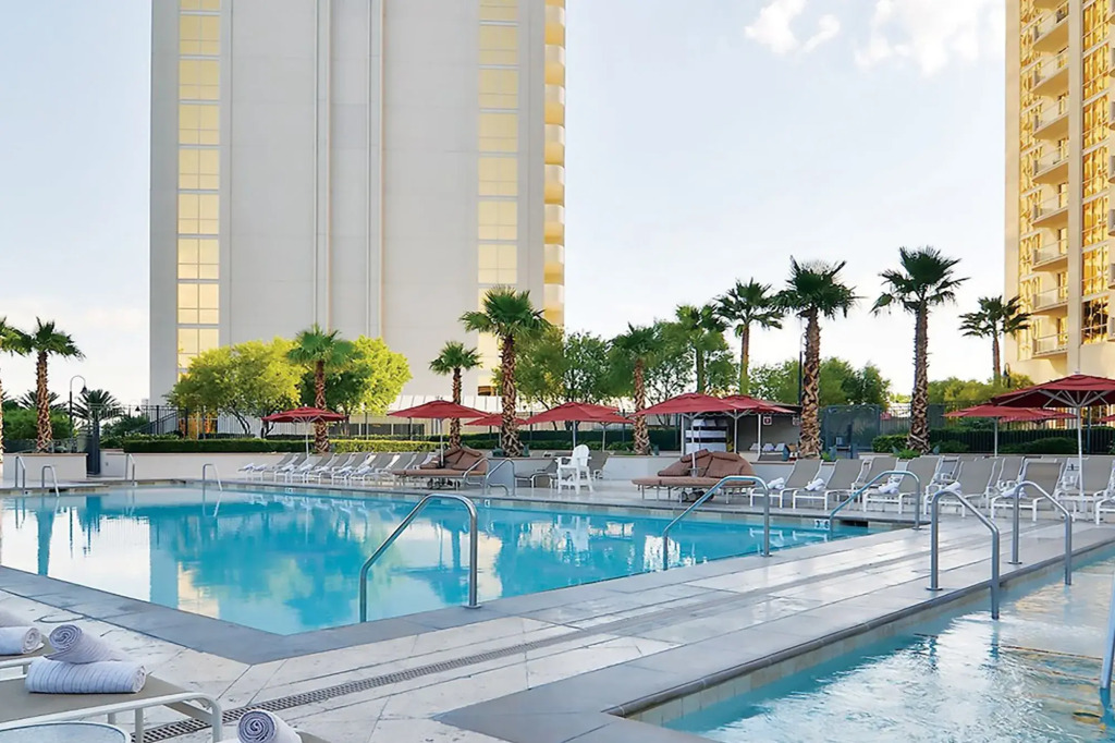 888 Two Bedroom Three Bath Suite at Signature Condo Hotel