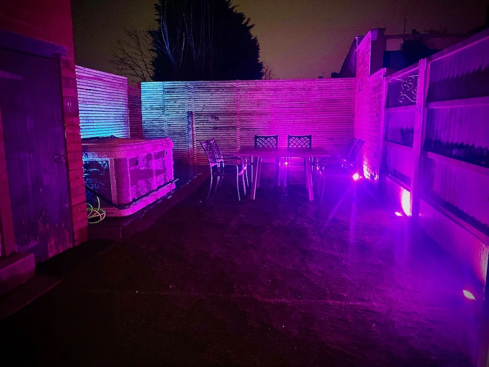 Family modern 3 bedroom Hot Tub House- Sleeps 6