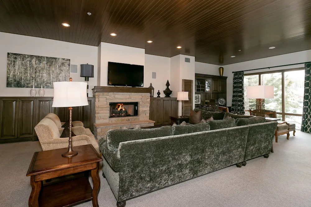 Premium Luxury Three Bedroom Suite with Two Hot Tubs