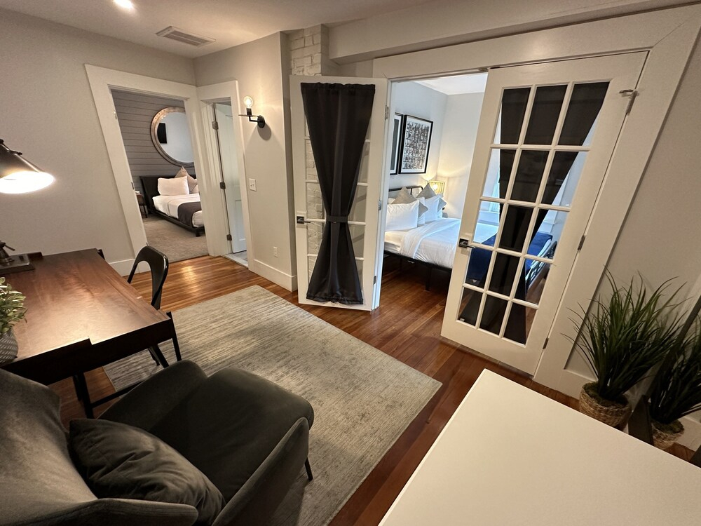 Large Three Room Suite 2 Bed/1 Bath In Downtown - Unit 4 2 Bedroom Home