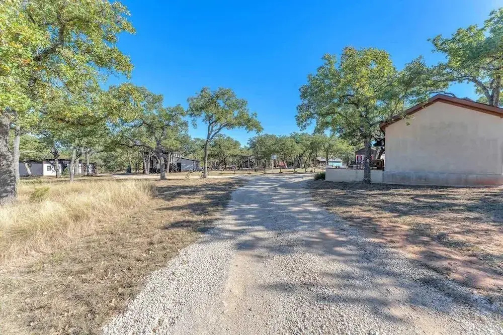 Bohemian Cabin: Hot-tub, Serene Retreat, Pet-friendly, 10-mins to Downtown!