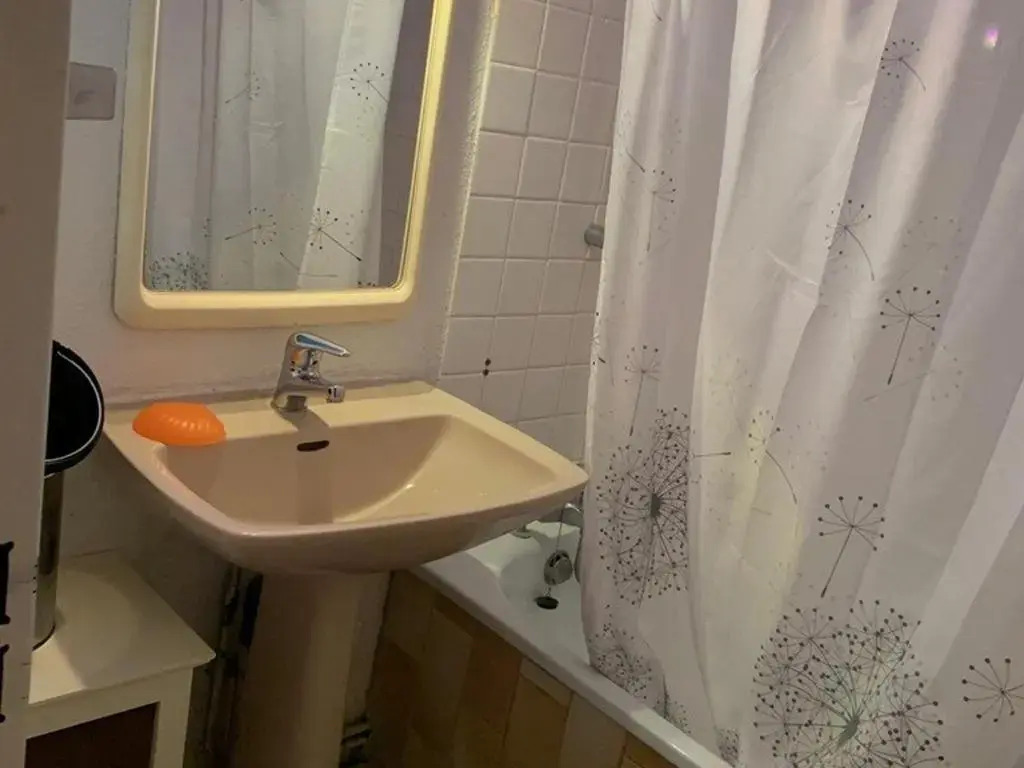 VILLA MITOYENNE DANS UNE RESIDENCE CALME AVEC PISCINE PARKING - FR-1-607-33
