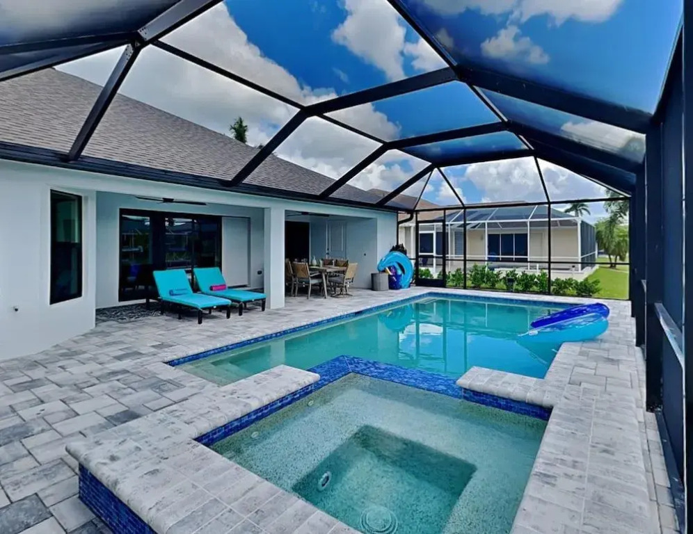 CoralVilla Calm Waters - pool & spa, cozy, on water, BBQ grill