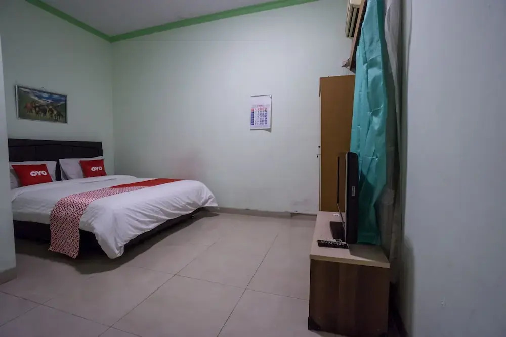 Hotel & Kost 37 by OYO Rooms