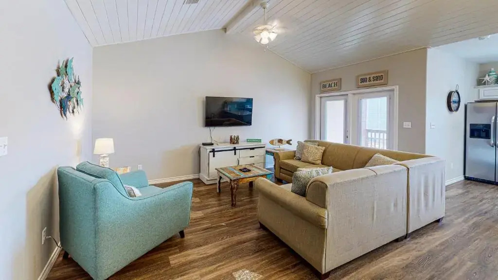BC403 Fabulous Townhome with Beach Decor, Shared Heated Pool, Garage Access