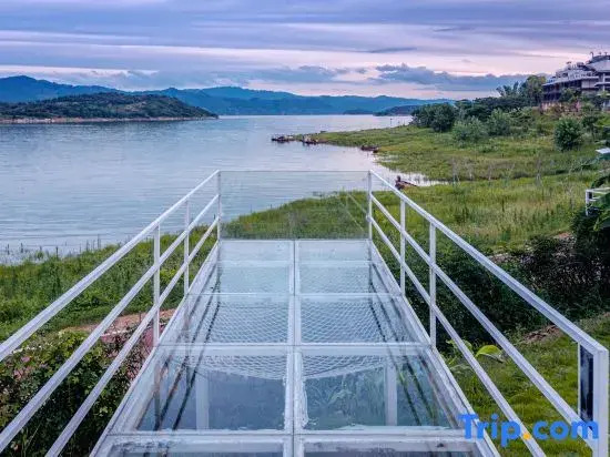 The mountain and the water embrace the Pleasant Bay Homestay