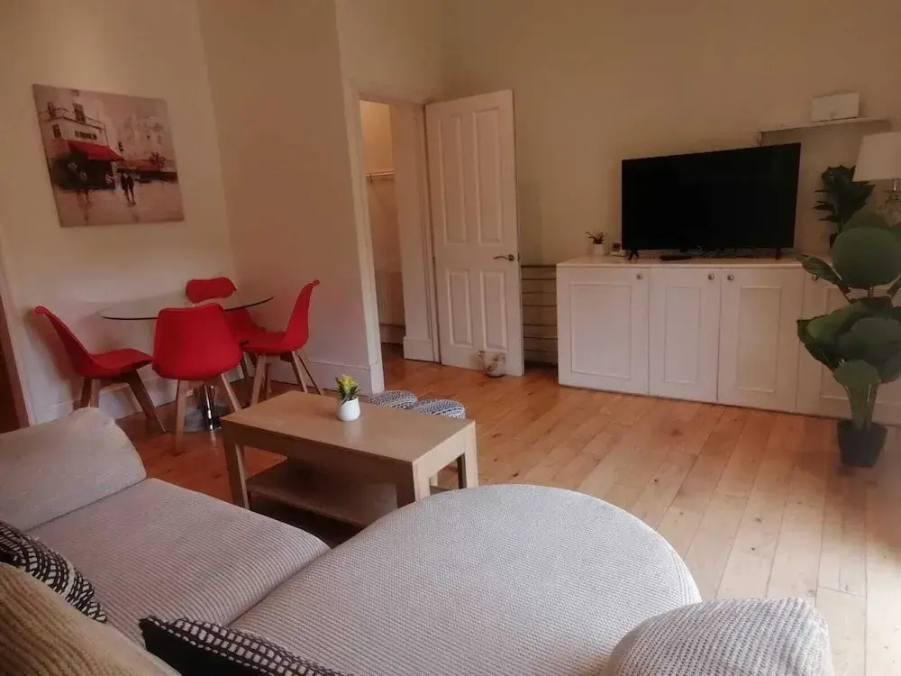 Bright Clapham flat with private garden, sleeps 4
