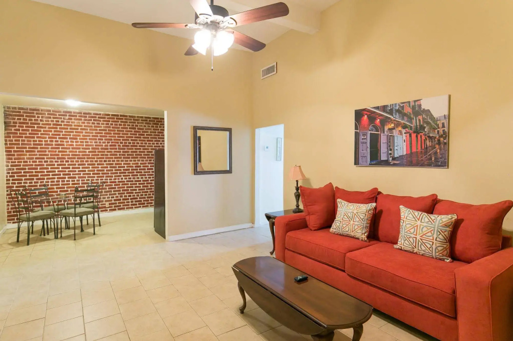 Hosteeva Iberville Street Suites
