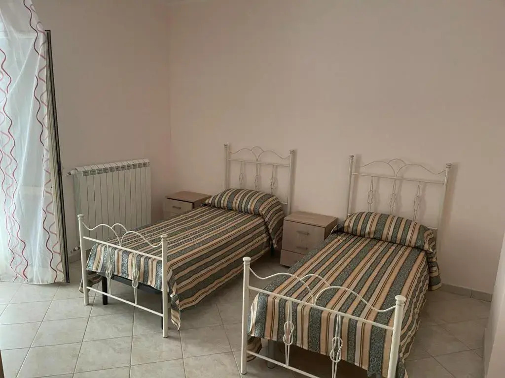 Confortevole e Luminoso Alloggio a Falerna 100mq con Free WiFi Free Parking