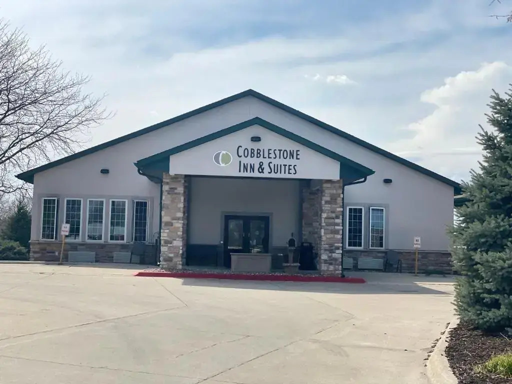 Cobblestone Inn & Suites - Denison | Majestic Hills