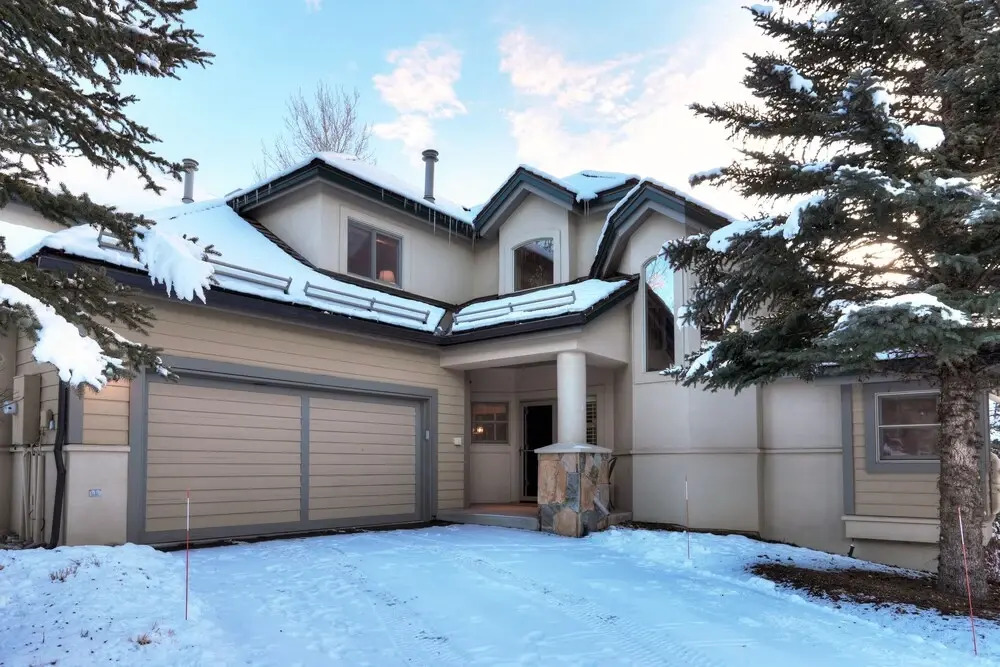 Luxury 4-Bedroom Home Close to Slopes with On-site Hot Tub 4 Home by RedAwning