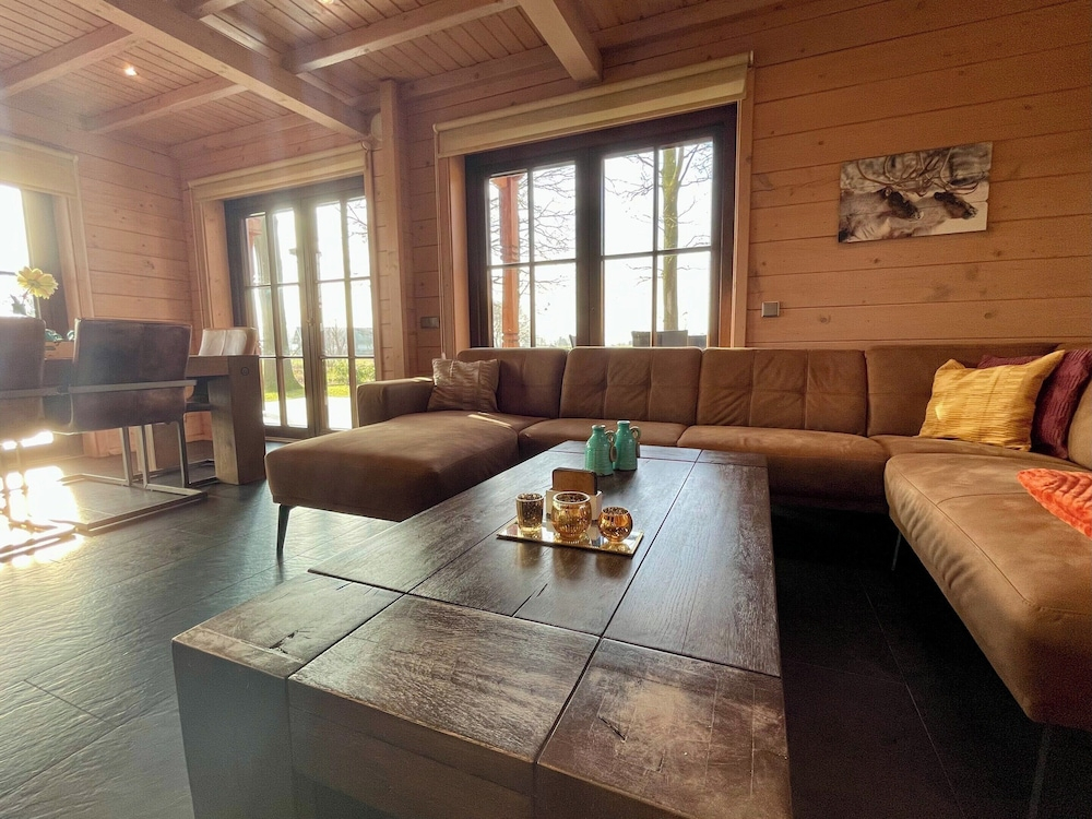 Villa with Sauna & Tub