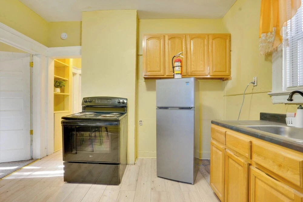 Easy City Commuting! Walkable Newark Duplex