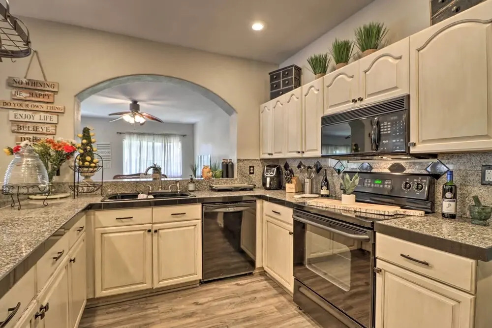 Lavish Family Escape w/ Game Room in Avondale