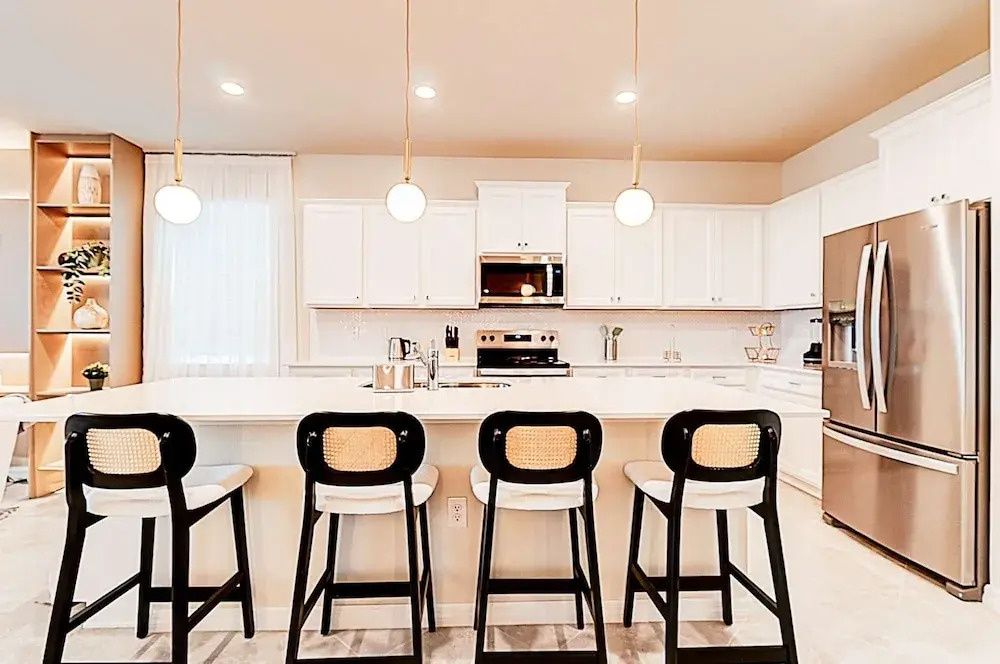 15807 Luxury 8 Bedroom Family Home With Game Room