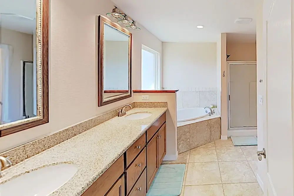 Upscale Custom W/ Large Backyard, Near Beach 4 Bedroom Home