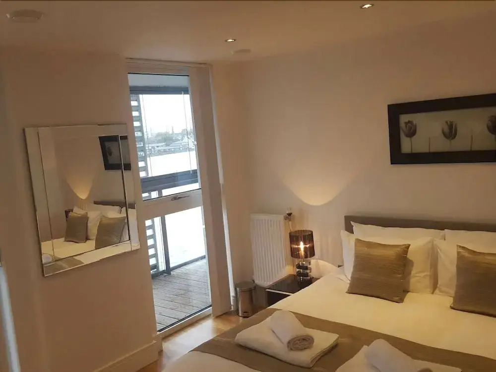 2 Bedroom Apartment on the River Thames