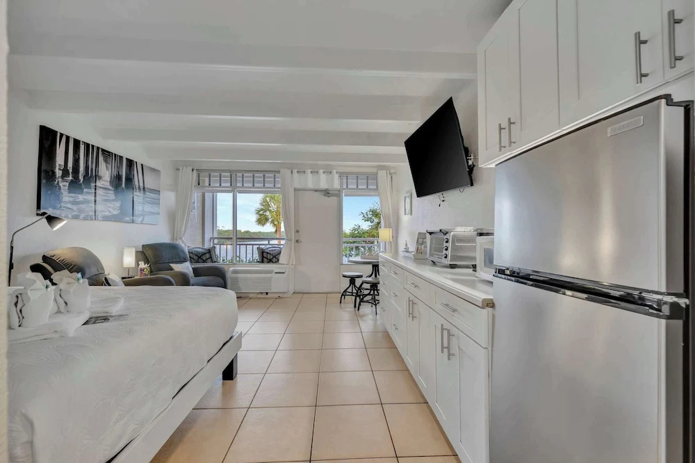 Sunset Suite Heated Pool Tennis Gym Balcony
