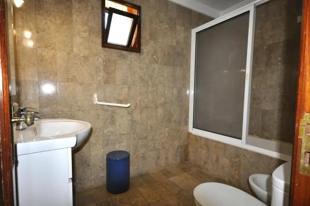 5 En-Suite Bedrooms, close to centre, free AC WiFi