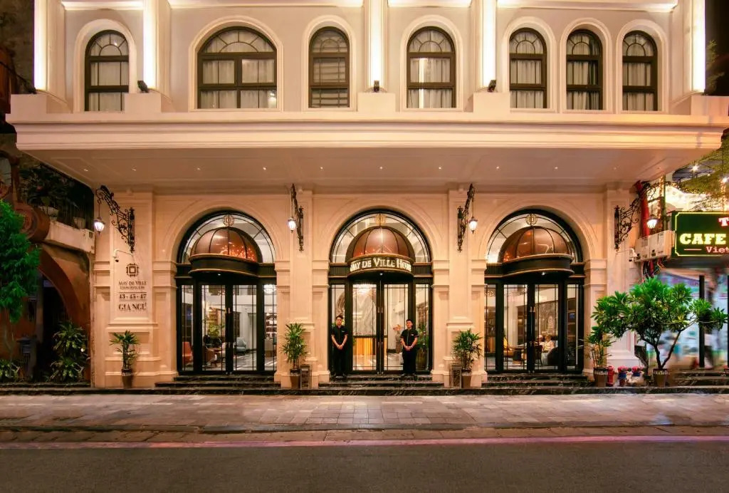 MAY DE VILLE Lakeside Hotel
