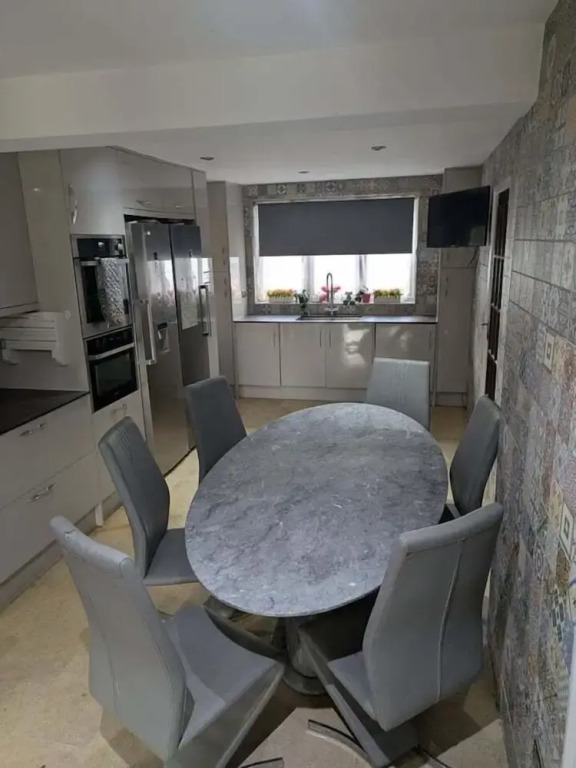 Central Large House close to Heathrow