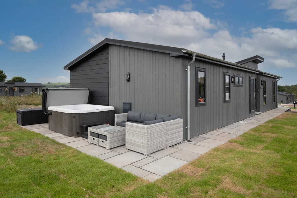 Ael-Y-Bryn - Luxury Lodge, Hot Tub, Three En-Suite Bedrooms