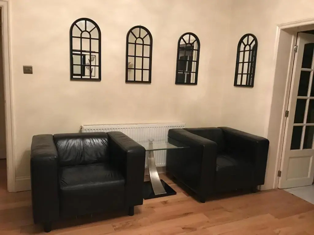 3-bed Semi-detached House, Wifi, Parking, Outdoor Space