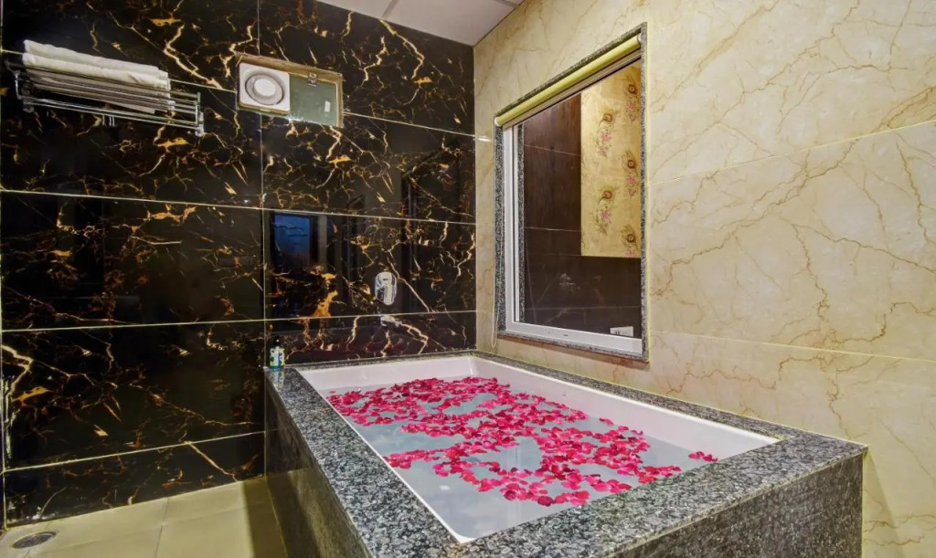 Treebo Premium Royal Amar With Mountain View and Swimming Pool