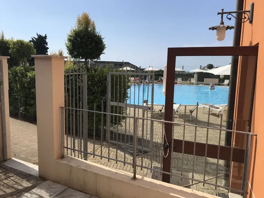 Casa Vita I Bed Ground Unit by Pool