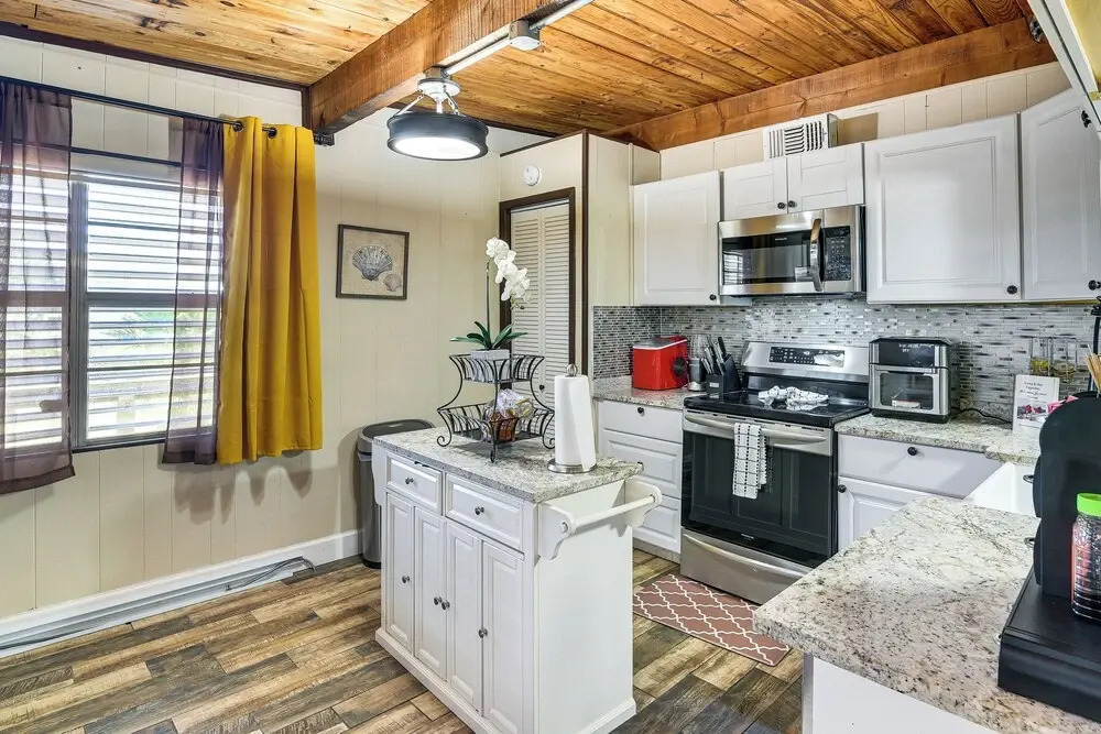 < 1 Mi to Beach! Galveston Gem w/ Outdoor Oasis