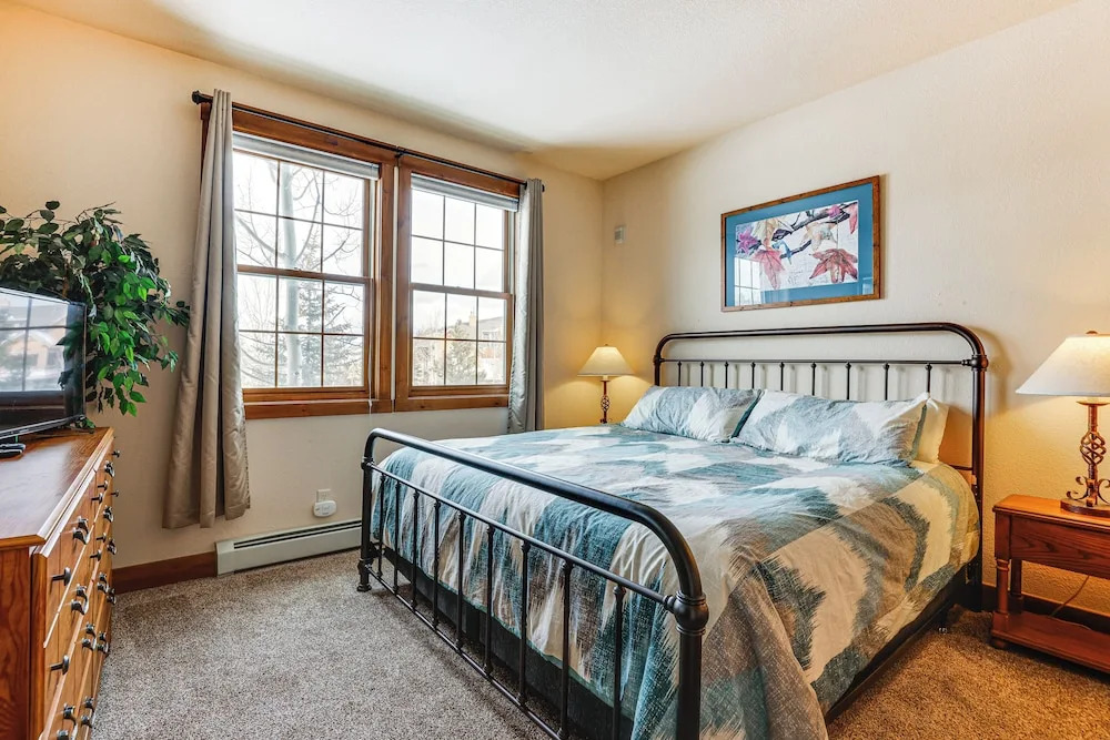 Ski-in/ski-out Granby Ranch Condo w/ Pool Access