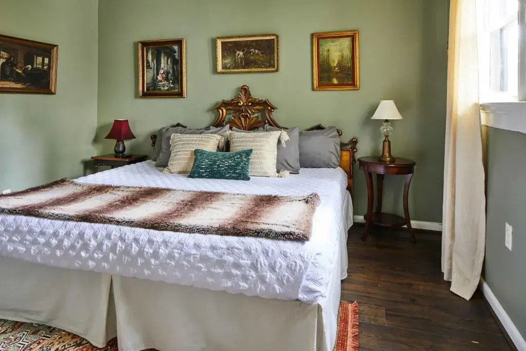 Apt2 Edenbrae - Walkable Southern Gothic Mansion