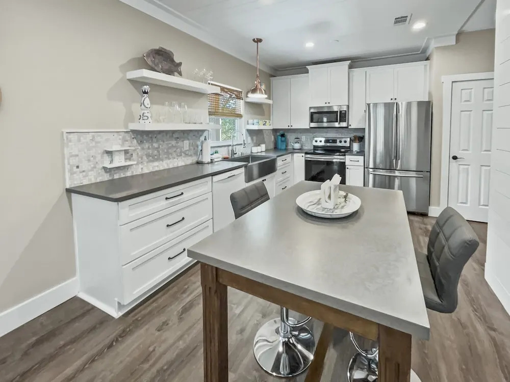 Pinewood Cottage 2 Bedroom Home by RedAwning
