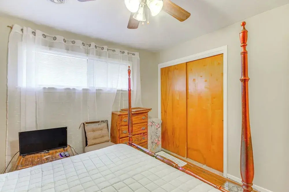 Inviting Vicksburg Home w/ Patio + Charcoal Grill!